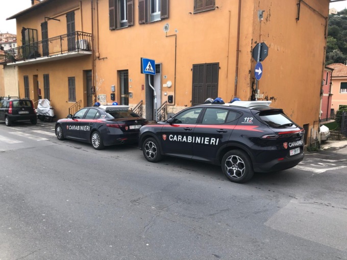 Uomo minaccia familiari con il coltello e aggredisce carabinieri a Imperia