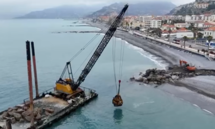 Reef a Ventimiglia, è arrivata la chiatta si parte con i lavori