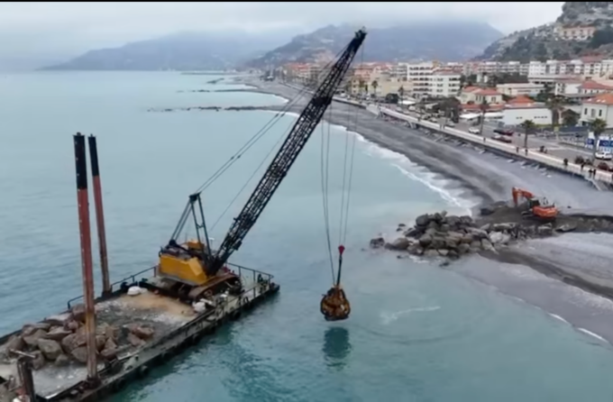 Reef a Ventimiglia, è arrivata la chiatta si parte con i lavori