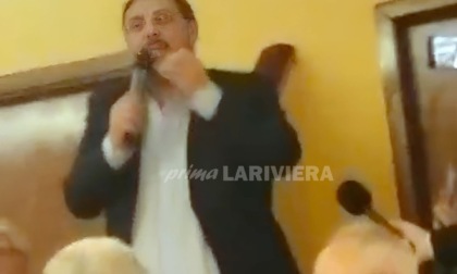 Segretario Pd polemico con Vannacci su disabili e omosessuali, il pubblico: "Buffone". Video