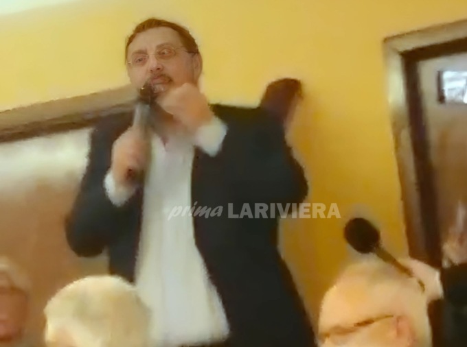 Segretario Pd polemico con Vannacci su disabili e omosessuali, il pubblico: “Buffone”. Video