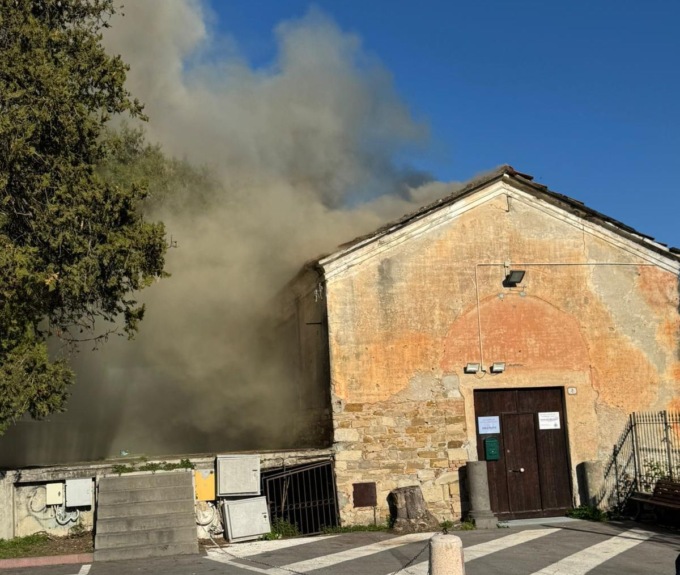 Brucia la sede della banda musicale, il sindaco: “Fatico a descrivere il dolore”