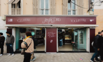 Sarah Toscano offre il gelato in piazza Colombo