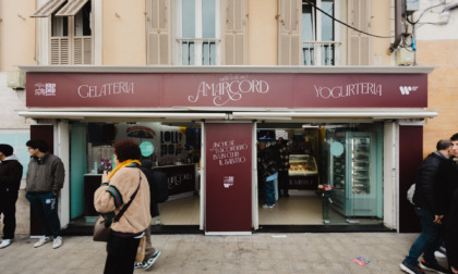 Sarah Toscano offre il gelato in piazza Colombo