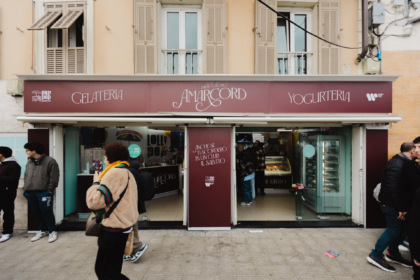 Sarah Toscano offre il gelato in piazza Colombo