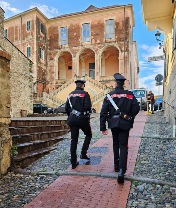 Droga e molestie in un negozio di Ventimiglia, tre arrestati dai carabinieri