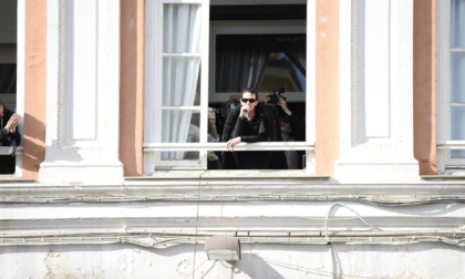 Achille Lauro canta dalla finestra di Palazzo Roverizio