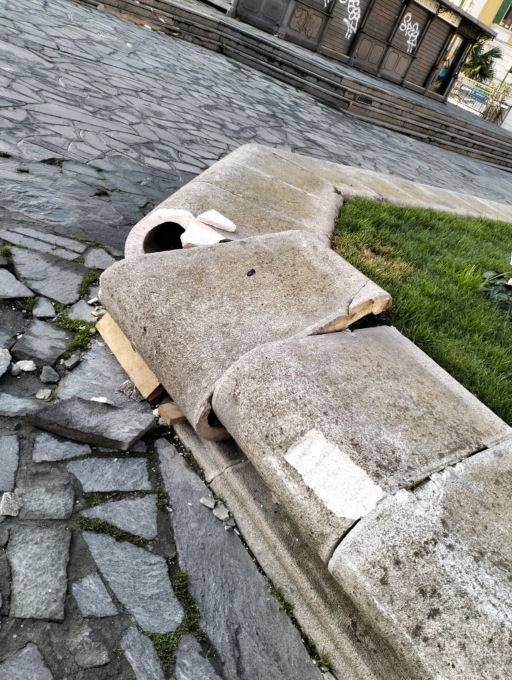 Danneggiata la fontana di piazza Colombo