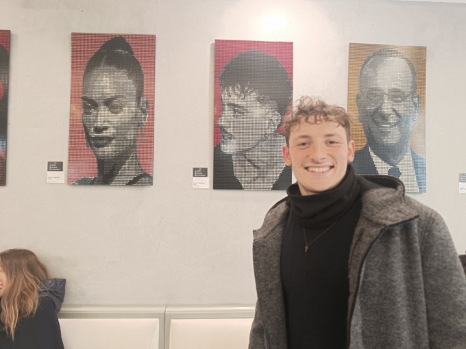 La pixel-art di Lorenzo: i volti dei big sui tappi dei vaccini