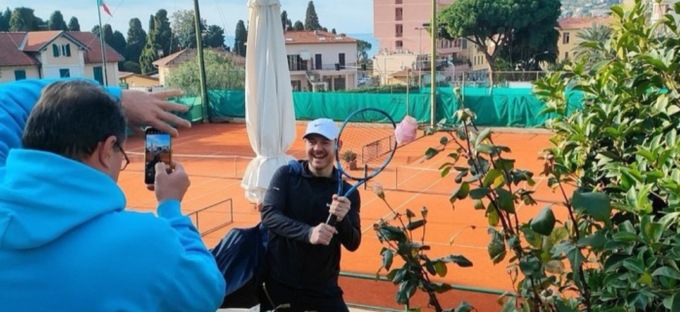 Festival di Sanremo: Cattelan si rilassa al Tennis Club