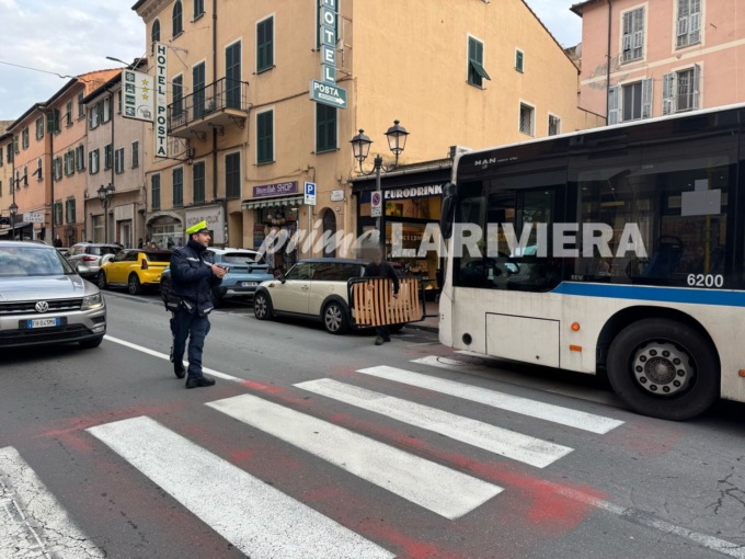 Autista inchioda, alcuni passeggeri cadono sull’autobus a Ventimiglia