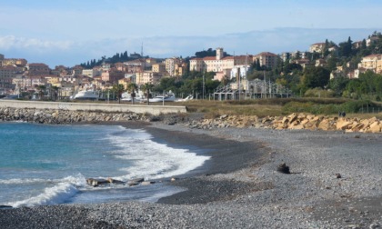 Nascosta tra gli scogli lanciava pietre ai passanti a Imperia, identificata una donna
