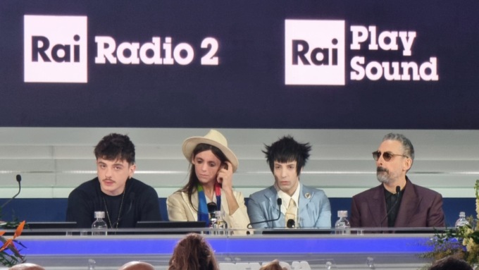 Sanremo 2025 conferenza finale con Olly, Lucio Corsi e Brunori Sas. Il video
