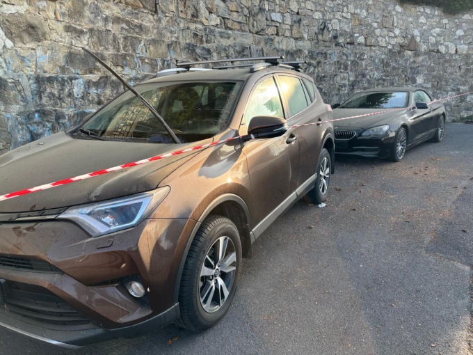 Mistero sulle auto di lusso abbandonate