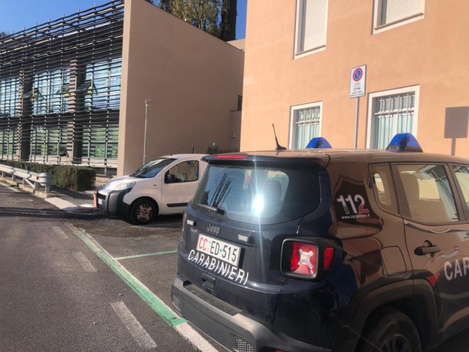 Bimbo di 10 anni cade da  sei metri  mentre è a scuola