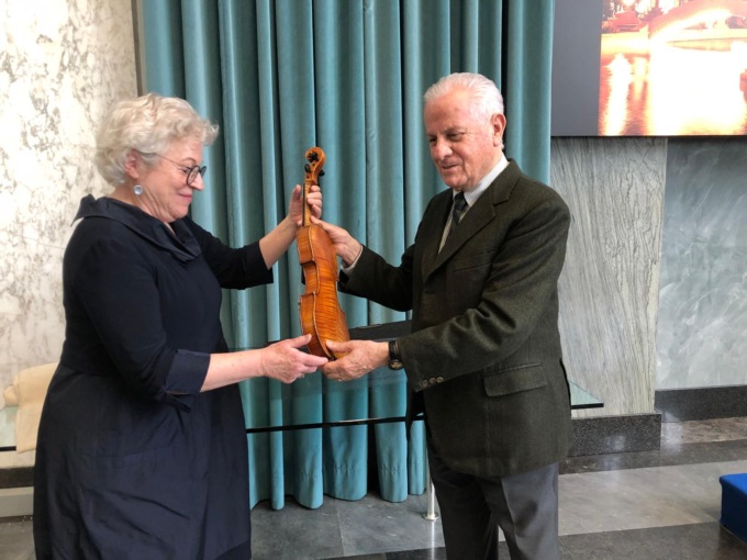 Donato al Comune il violino di Grock