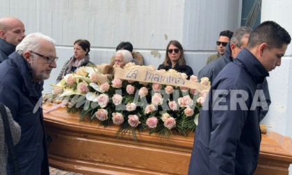 La chiesa di San Rocco gremita per i funerali della mamma di Antonella