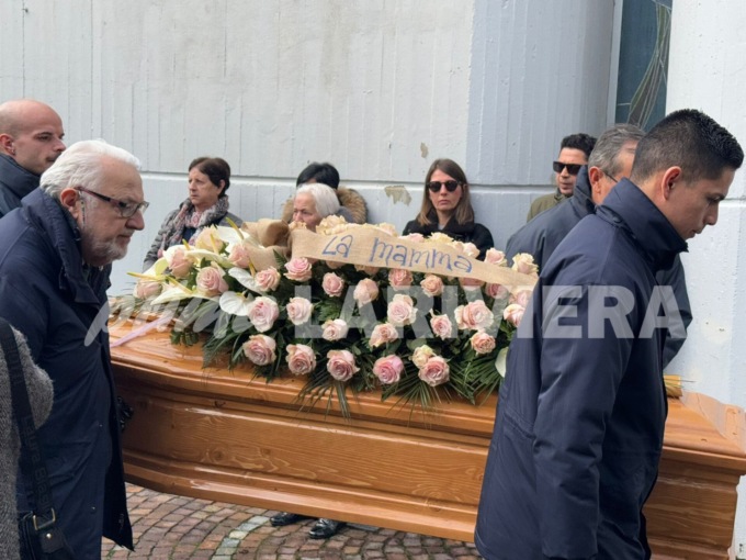 La chiesa di San Rocco gremita per i funerali della mamma di Antonella