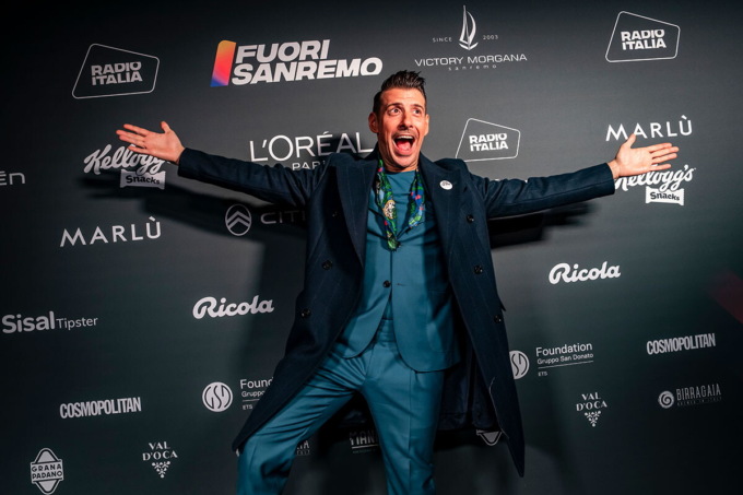 Tanti vip alla opening party di Radio Italia – Il video