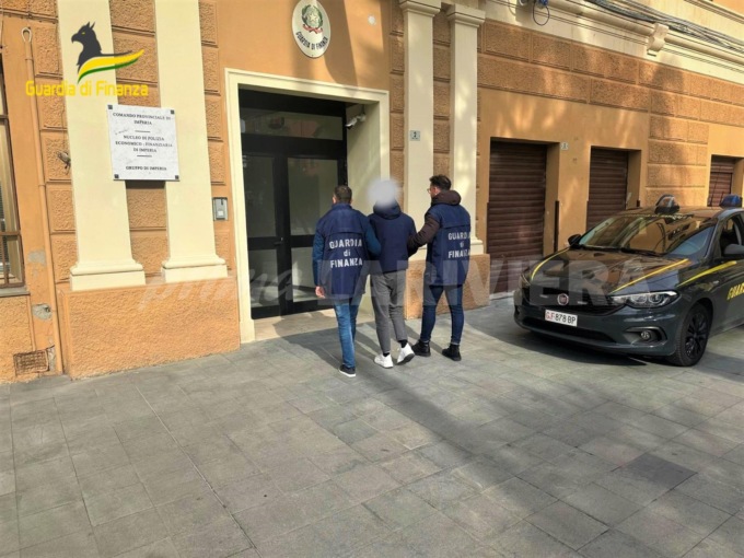 Utilizzava carta prepagata intestata a defunta per investire in cripto attività e fare la bella vita