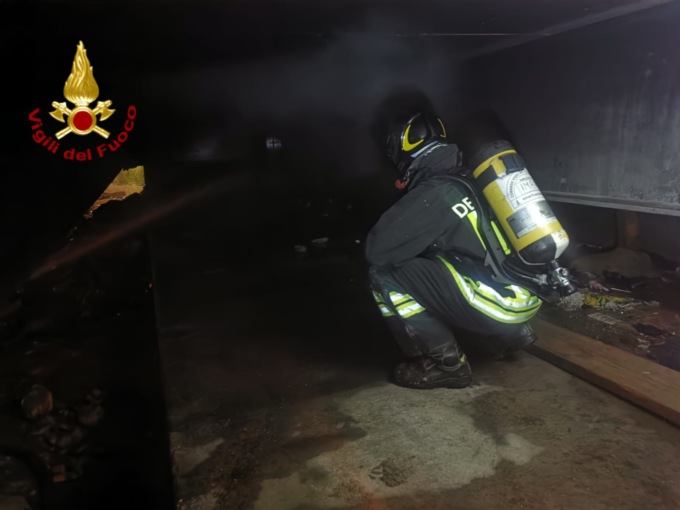 Brucia materiale ammassato sotto il ponte dell’argine destro a Imperia