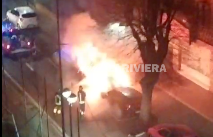 Brucia un’auto auto a Vallecrosia e le fiamme ne avvolgono un’altra. Video
