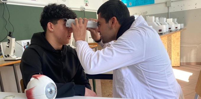Donate 900 lenti graduate e montature agli studenti del corso di ottica del Fermi-Polo-Montale
