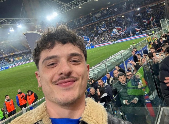 Il vincitore di Sanremo Olly fa cantare tutto Marassi prima della partita. Il video