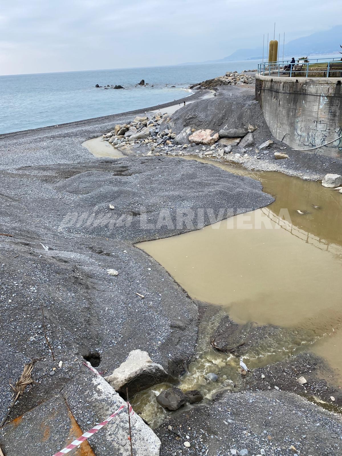 rio borghetto scarico a mare fogna febbraio 2025_02