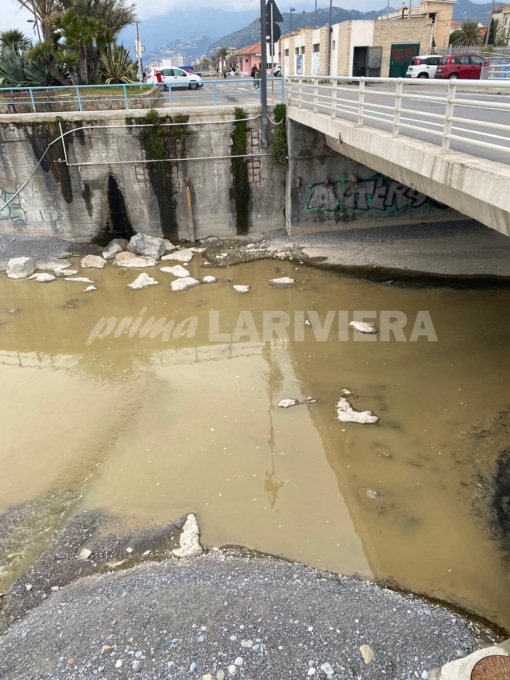 La fogna scarica in mare in prossimità del depuratore a Bordighera