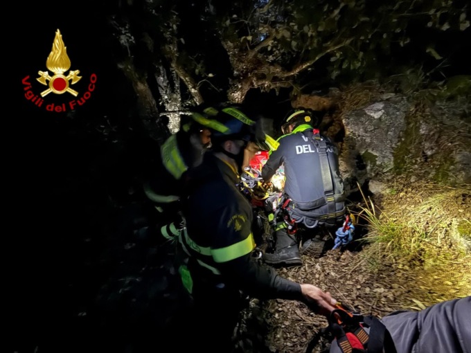 Vigili del fuoco recuperano un cane caduto nel dirupo in val Roya