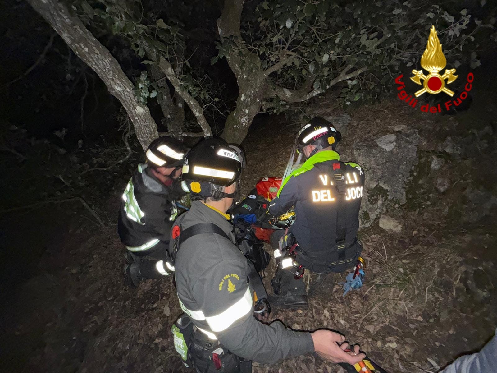 soccorso cane vigili del fuoco caduto dirupo fanghetto val roya_02