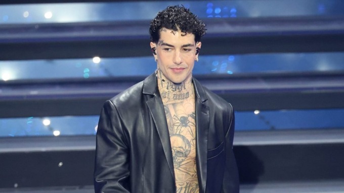 Tony Effe e il “Collana gate” «Me l’hanno fatta togliere»