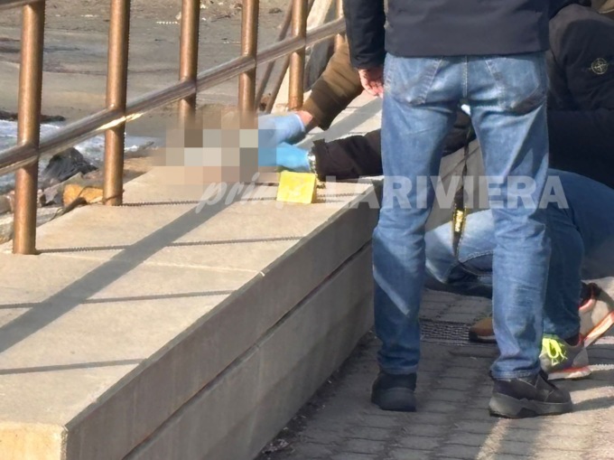 Uomo si spara due colpi di pistola vicino al cimitero