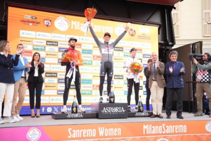 Milano Sanremo, la premiazione di Van der Poel e Lorena Wiebes