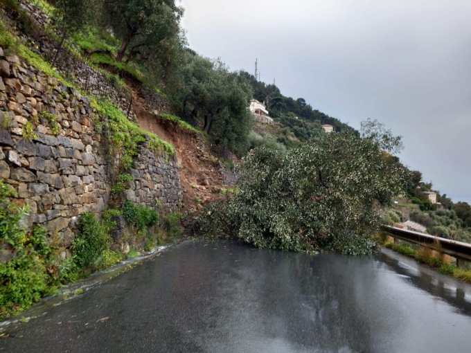 Frana invade la provinciale 51 tra Taggia e Castellaro