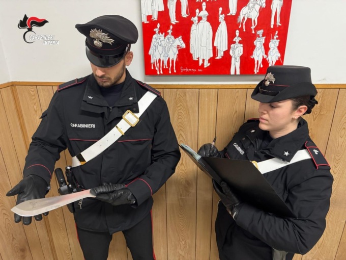 In centro con machete di 30 cm. Arrestati dai Carabinieri