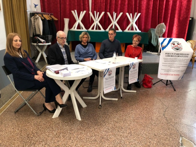 Scatta la raccolta firme contro i parcheggi blu