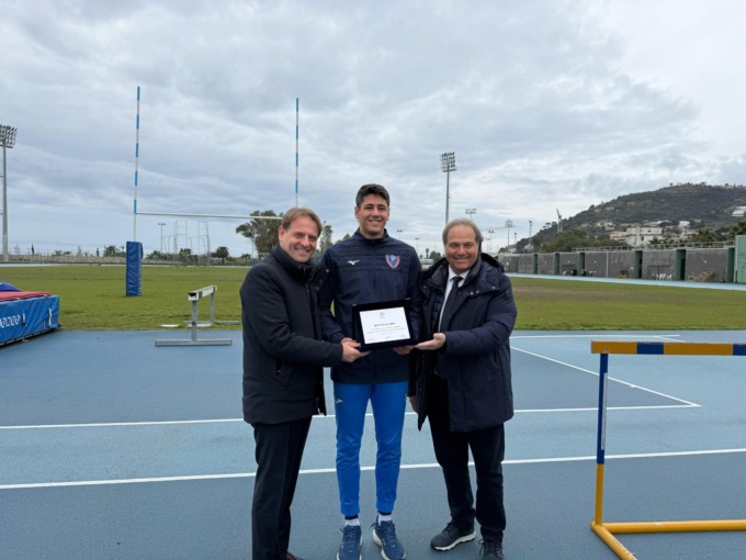 Una targa della Regione al campione di salto con l’asta Matteo Oliveri