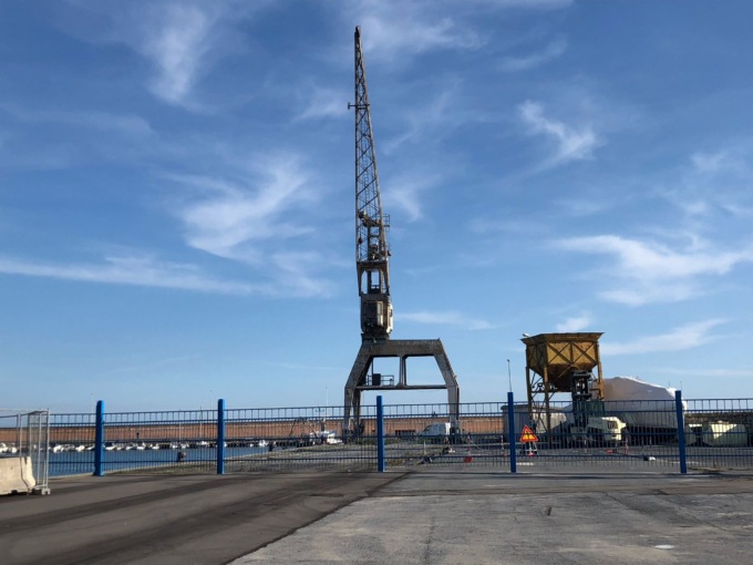 Addio a una gru di Banchina Aicardi per la  messa in sicurezza del porto di Oneglia