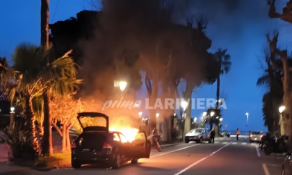 Principio di incendio su un'auto davanti al Comune di Ventimiglia