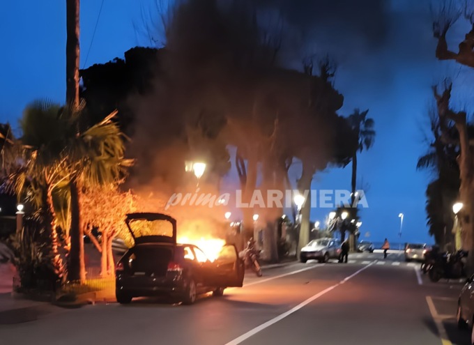 Principio di incendio su un’auto davanti al Comune di Ventimiglia