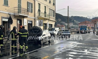 Auto in fiamme sull'Aurelia a Ventimiglia, traffico in tilt. Video