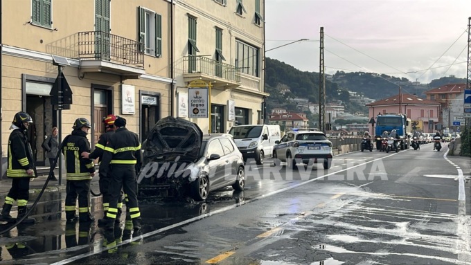 Auto in fiamme sull’Aurelia a Ventimiglia, traffico in tilt. Video