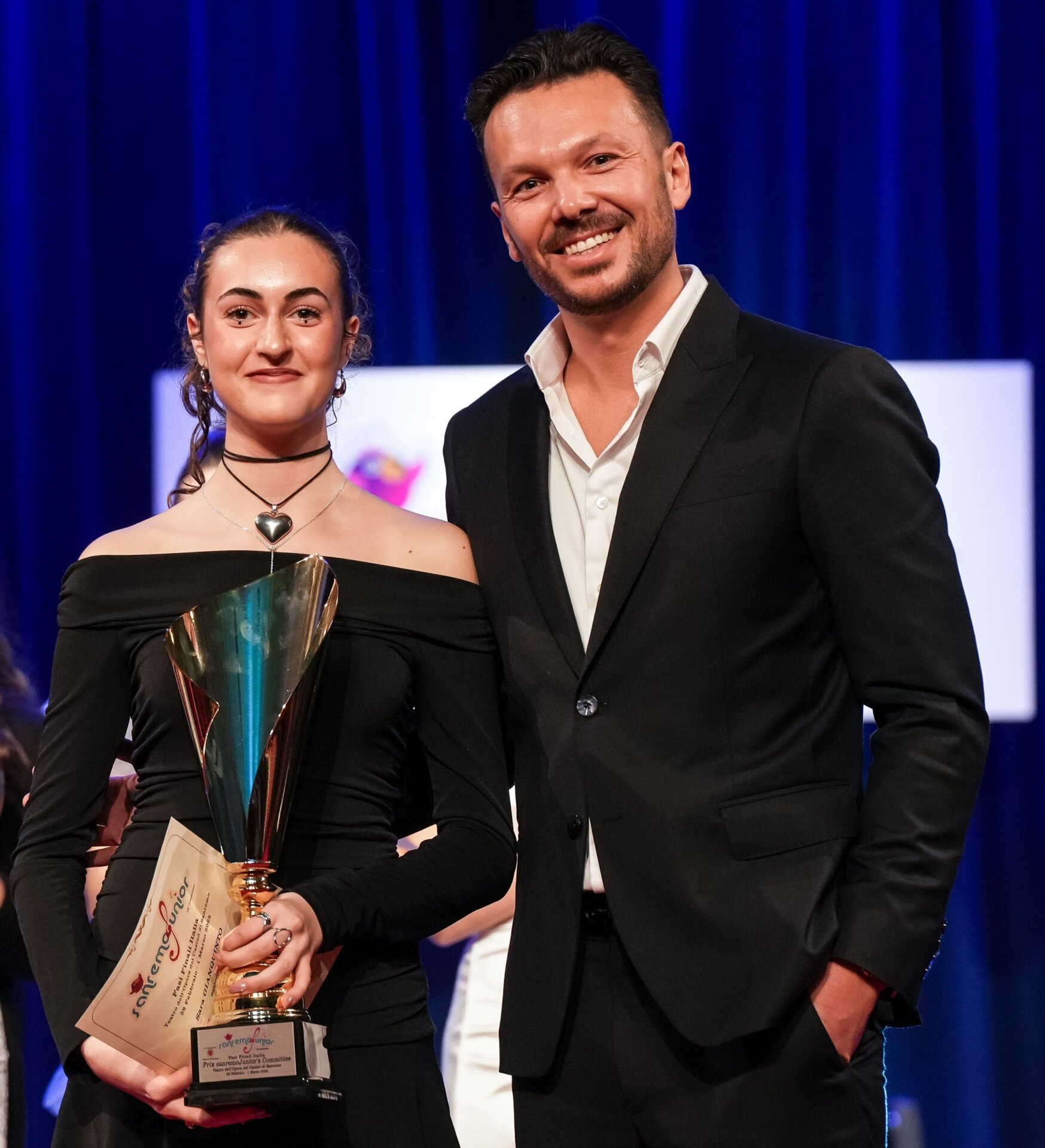 La vincitrice del Premio Comitato sanremoJunior 2025 con il Vice Presidente di sanremoJunior Dennis Alberti