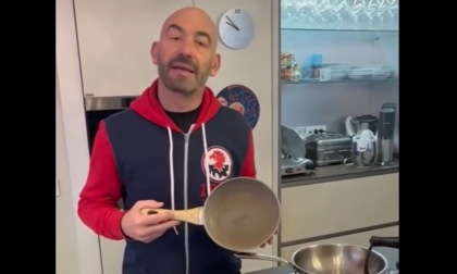 L'infettivologo Matteo Bassetti fa l'influencer tra i fornelli: "Le padelle che non fanno male in cucina"