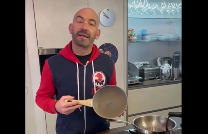 L’infettivologo Matteo Bassetti fa l’influencer tra i fornelli: “Le padelle che non fanno male in cucina”