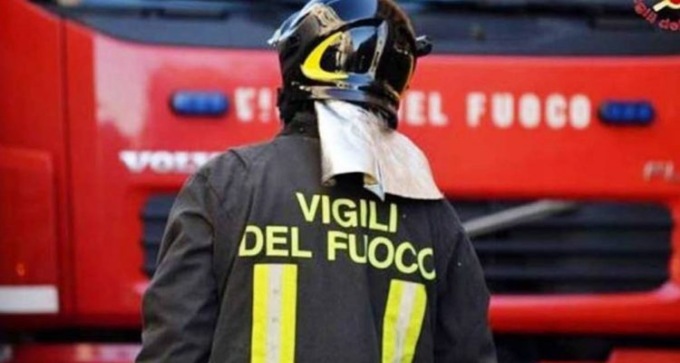 Incendio in un appartamento, uomo intossicato