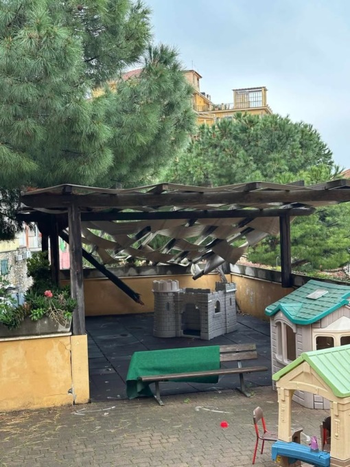 Crollato gazebo scuola infanzia Largo Ghiglia