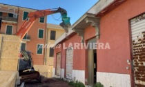 Primo colpo di benna a Ventimiglia per la demolizione dell'edificio ex Aci